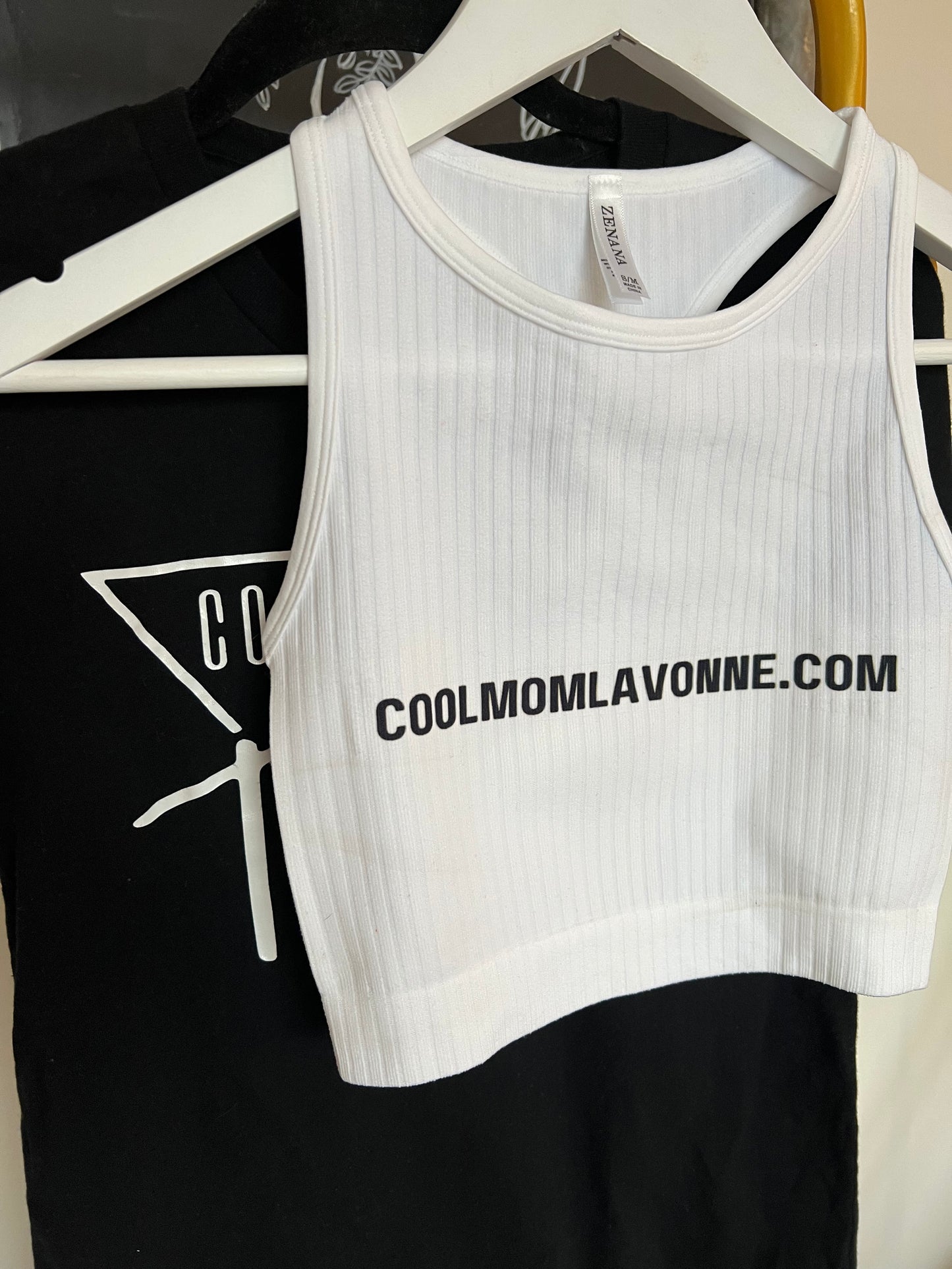 coolmomlavonne.com crop top