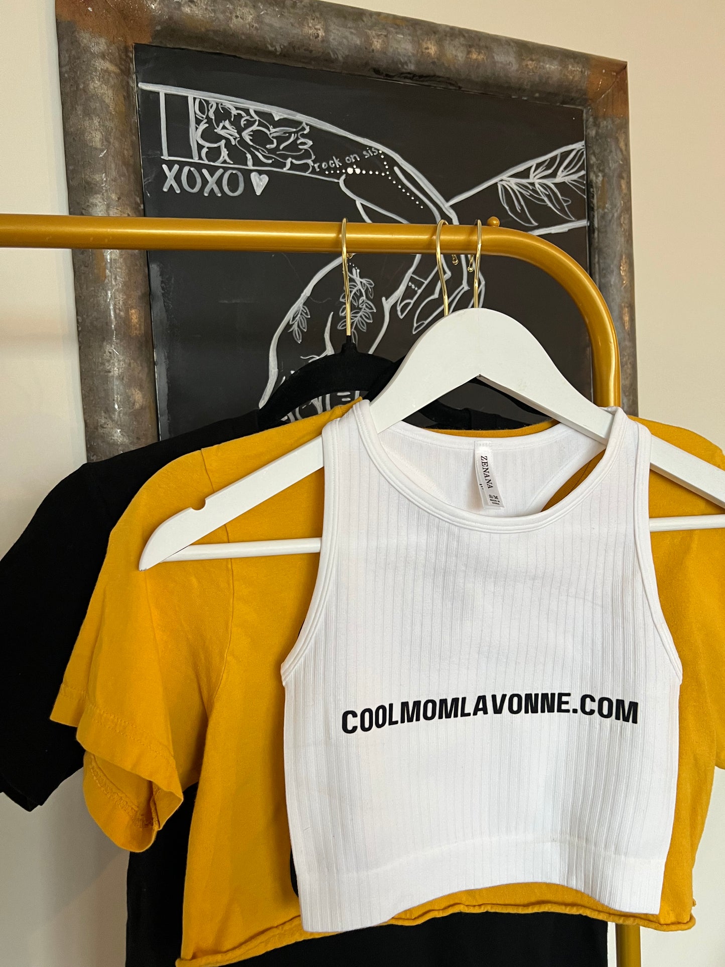 coolmomlavonne.com crop top